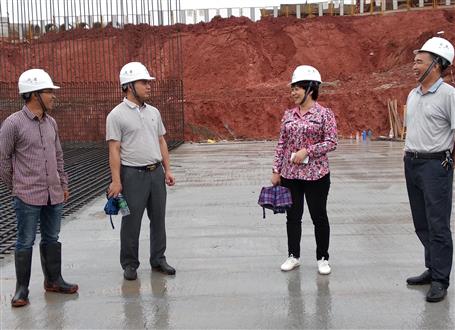 韋桂華、周善學(xué)到龍嶺大道三期項(xiàng)目調(diào)研