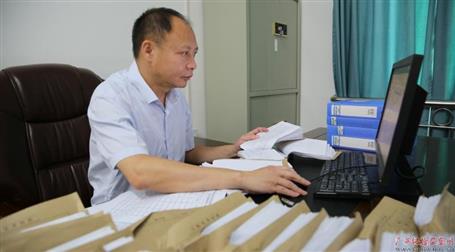 初心不改　本色不褪——記廣西勤廉榜樣、河池市紀委副書記、監(jiān)委副主任黃振林